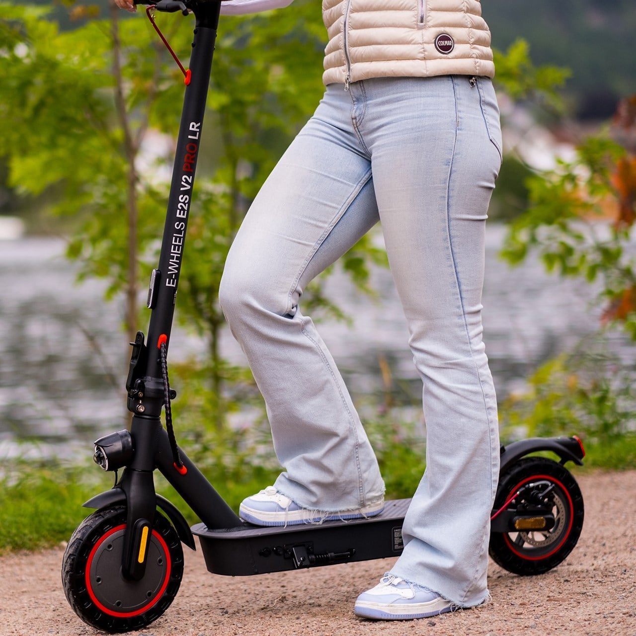 E-Wheels E2S V2 Pro Long Range el-sparkesykkel i svart ved vannet