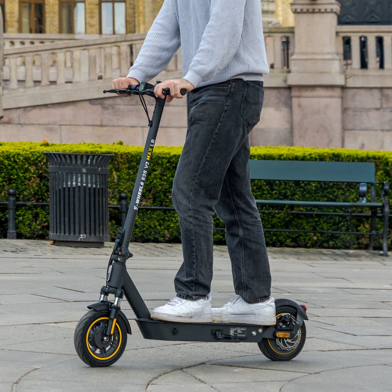 E-Wheels E2S V2 Max Long Range el-sparkesykkel i bruk i en park