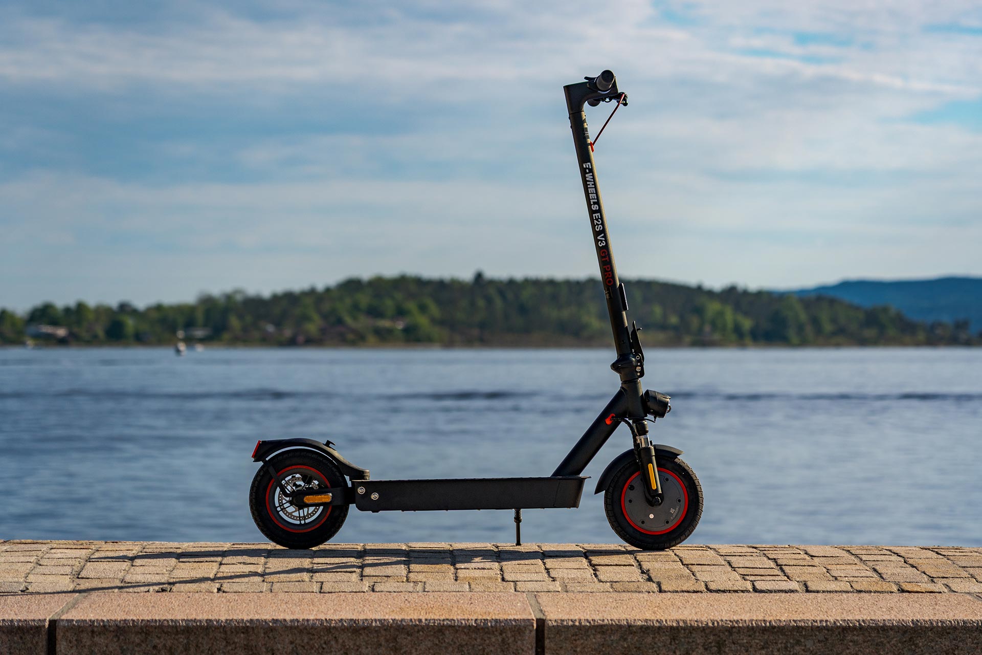 El-sparkesykkel fra E-Wheels. E2S V3 GT PRO. Bildet er tatt utend&oslash;rs i naturen.