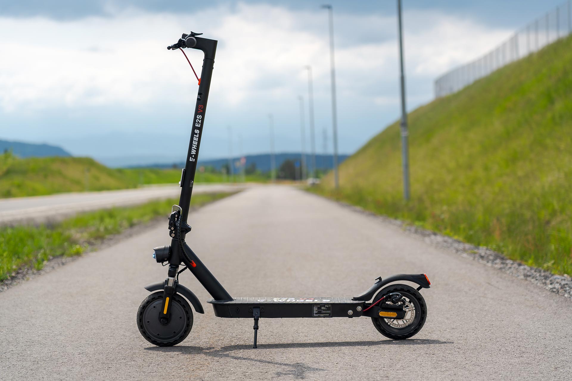 El-sparkesykkel fra E-Wheels. E2S V3. Bildet er tatt utend&oslash;rs i en park.