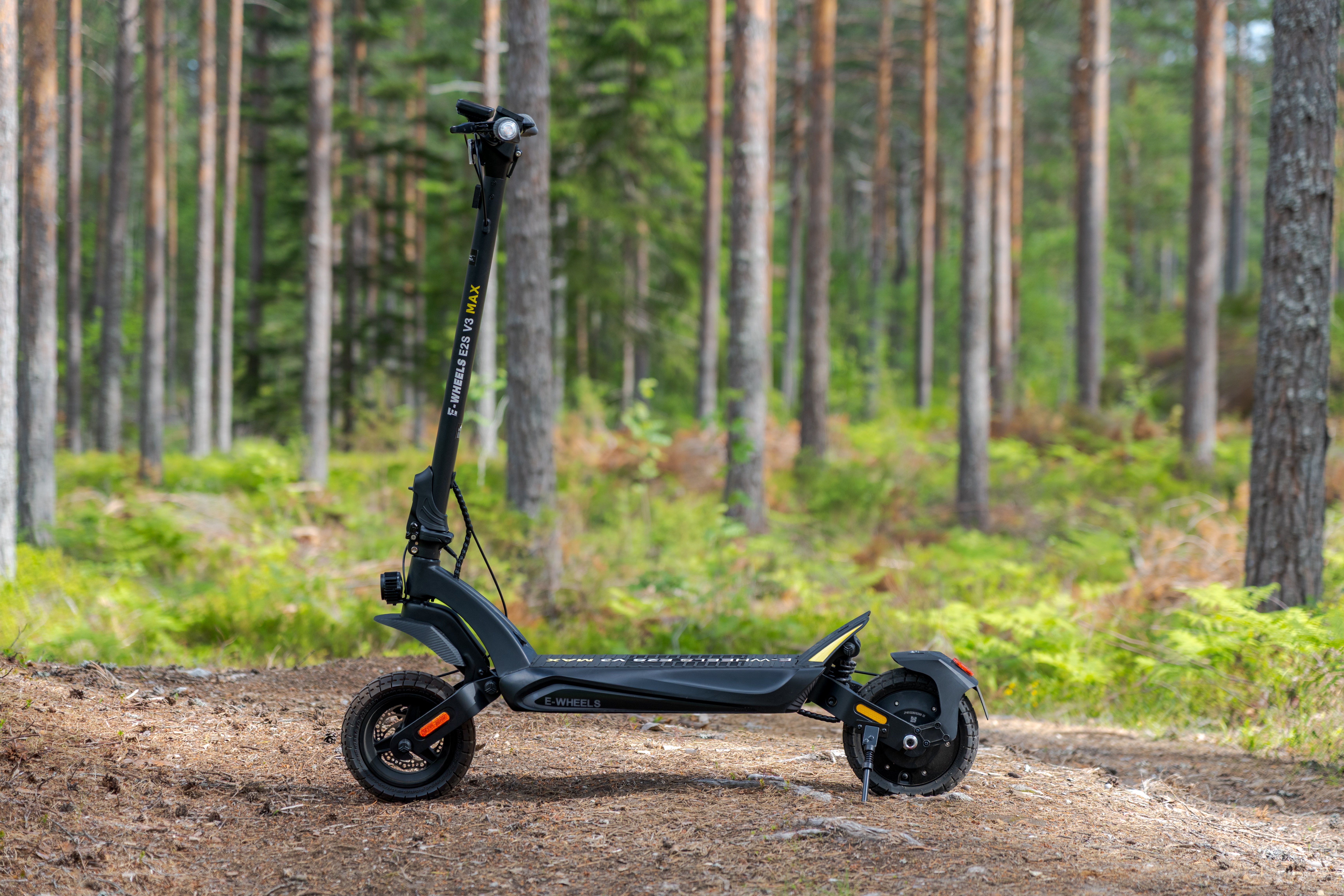 El-sparkesykkel fra E-Wheels. E2S V3 GT PRO. Bildet er tatt utend&oslash;rs i naturen.