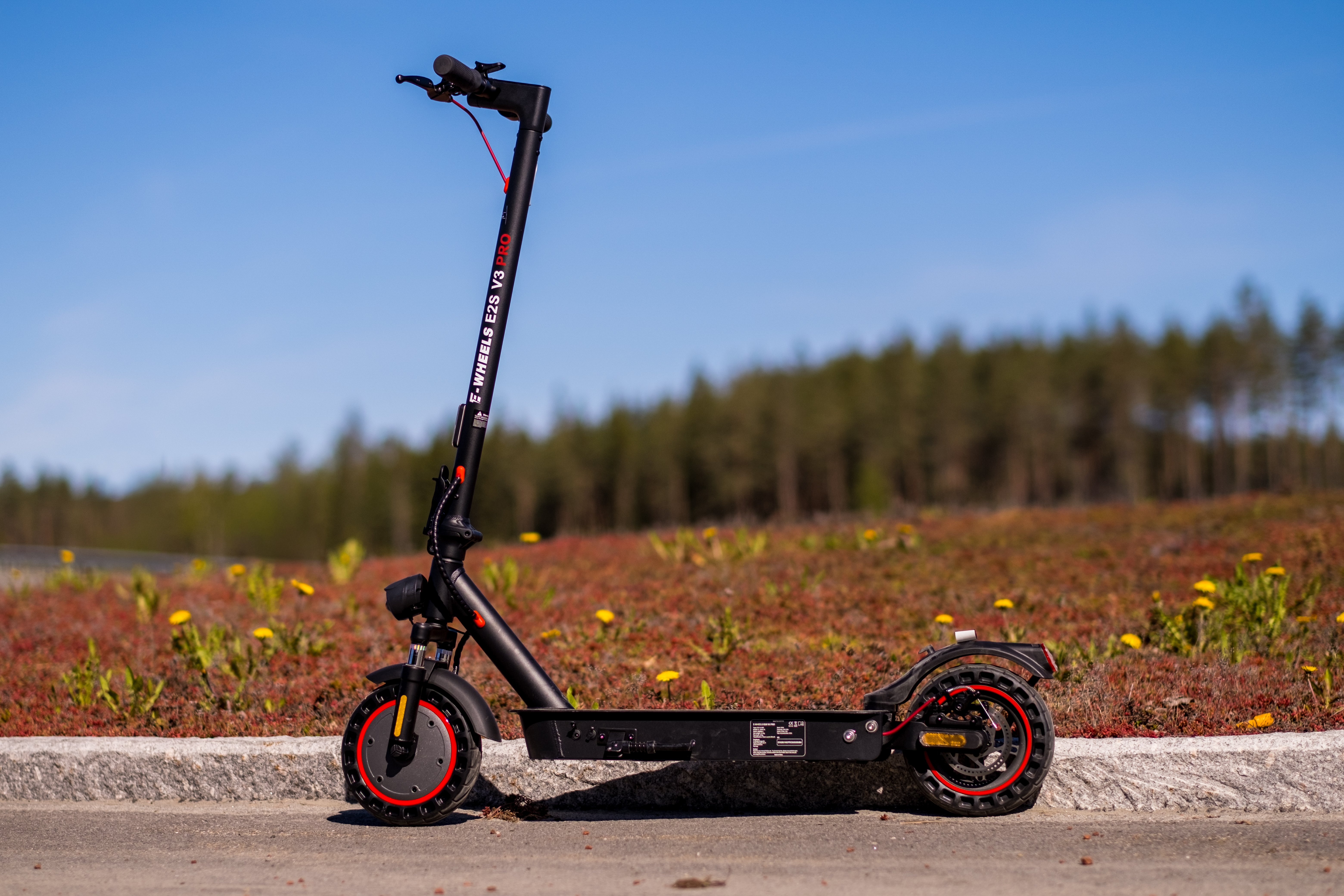 El-sparkesykkel fra E-Wheels. E2S V3 PRO. Bildet er tatt utend&oslash;rs i en park.