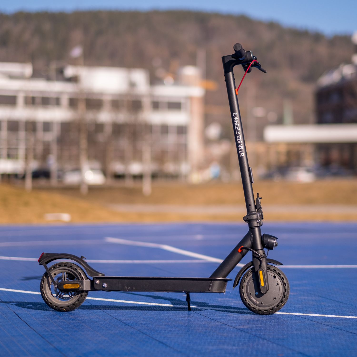 E-Wheels E2S V2 Long Range+ med punkteringsfrie dekk - Gratis frakt, Elsparkesykkel - testvinner