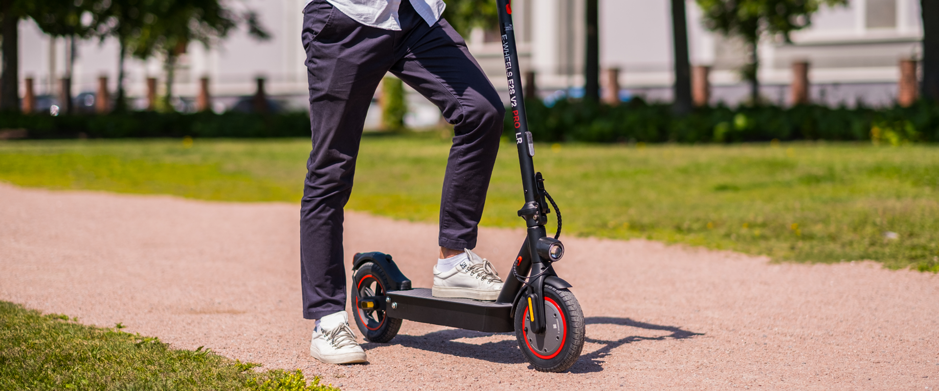 Gutt p&aring; elsparkesykkel i parken
