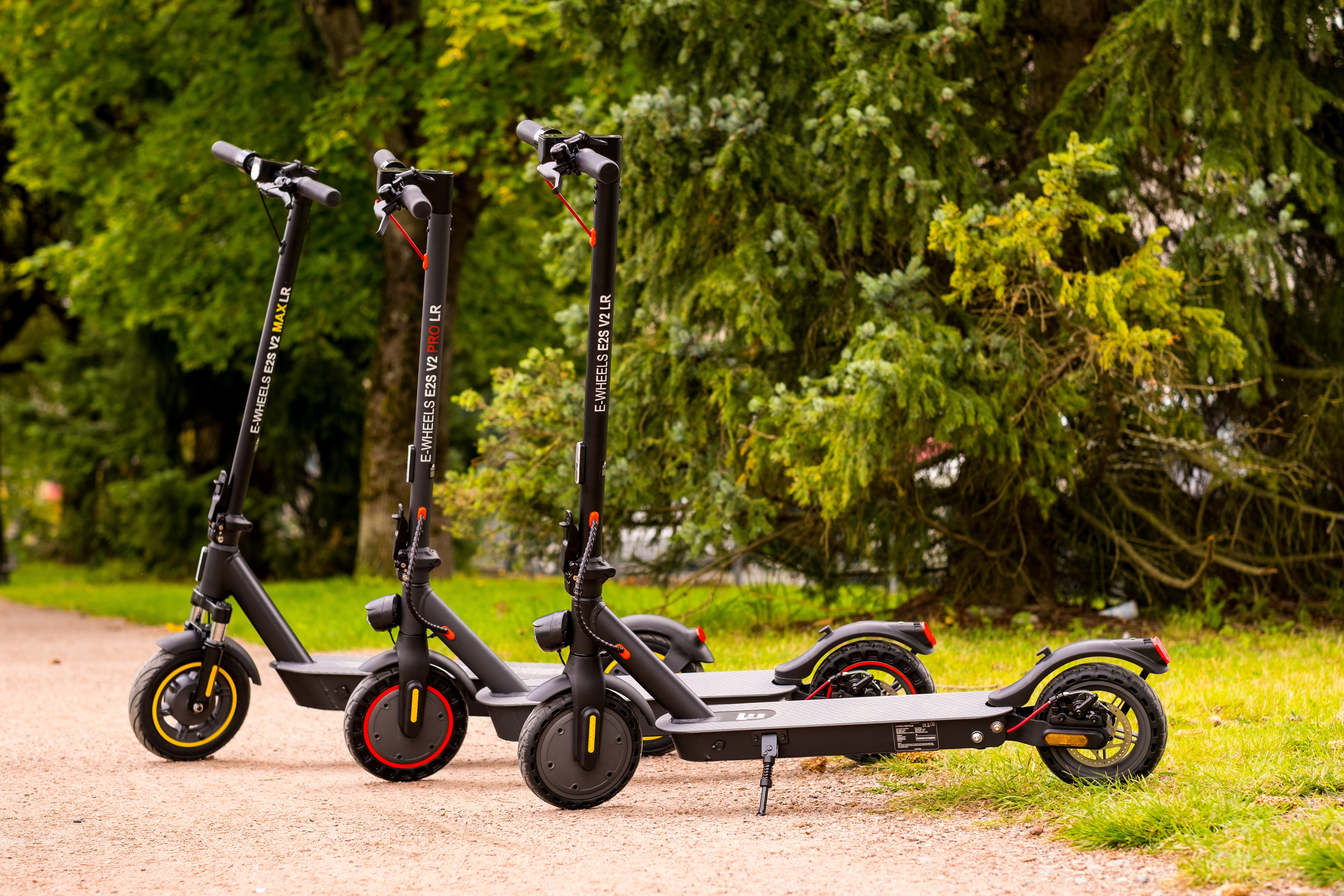 Tre elektriske sparkesykler fra merket E-Wheels. Alle tre elsparkesyklene er best i test. Elsparkesyklene er sorte. 